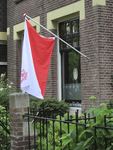 902403 Afbeelding van de Utrechtse vlag bij het huis Schoonouwe (Willemsplantsoen 4) te Utrecht. De vlag hangt uit ter ...